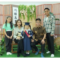 Selain Ruben dan Sarwendah, kedua kakak Thania, Betrand Peto dan Thalia juga tampak hadir. Bak keluarga yang masih utuh, kelimanya terlihat kompak berpose bersama. Foto: Instagram/@ruben_onsu