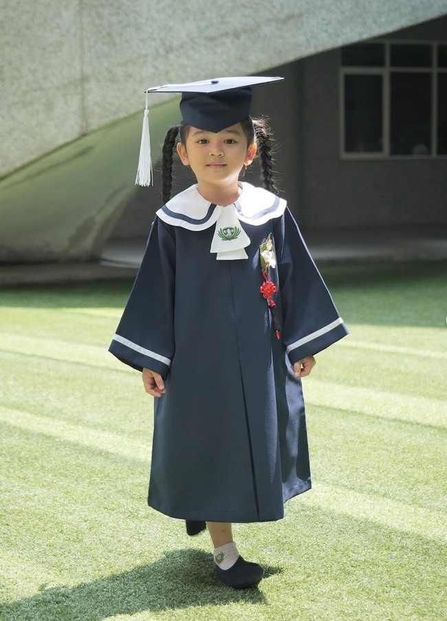 Unggahan Ruben itu pun dibanjiri ucapan selamat untuk Thania yang sebentar lagi akan segera menjadi siswi Sekolah Dasar. Tak sedikit juga yang memuji kekompakan Ruben dan Sarwendah dalam membesarkan anak-anaknya meski sudah bercerai. Foto: Instagram/@ruben_onsu