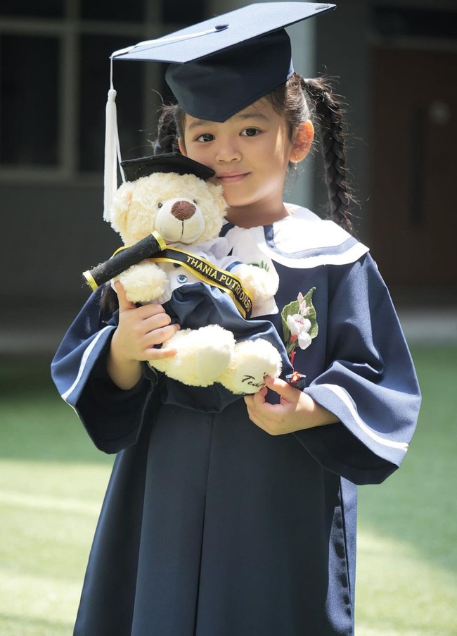 Putri kedua Ruben Onsu dan Sarwendah, Thania Putri Onsu, baru saja menyelesaikan pendidikan taman kanak-kanaknya. Melalui akun Instagram pribadinya Ruben membagikan potret Thania di acara kelulusan sekolahnya tersebut. Foto: Instagram/@ruben_onsu