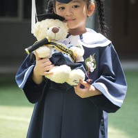 Putri kedua Ruben Onsu dan Sarwendah, Thania Putri Onsu, baru saja menyelesaikan pendidikan taman kanak-kanaknya. Melalui akun Instagram pribadinya Ruben membagikan potret Thania di acara kelulusan sekolahnya tersebut. Foto: Instagram/@ruben_onsu