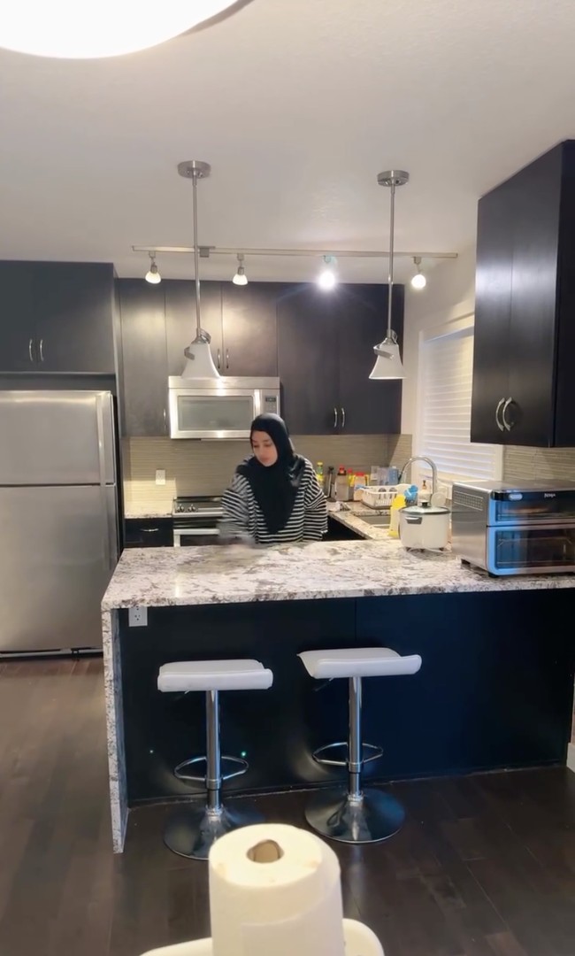 Di keterangan unggahannya Cindy mengungkapkan jika biasanya ia dan keluarga memang selalu membersihkan rumah sepulang kerja ataupun di hari libur. Tak heran jika rumahnya itu terlihat rapi dan bersih. Foto: Instagram/@cindyfatikasari18