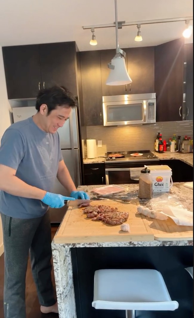 Bagian dapur di rumah Cindy dan Tengku itu tampak didominasi oleh warna putih dan hitam. Sentuhan lampu berwarna kuning memberikan efek hangat dan elegan di dapur tersebut. Foto: Instagram/@cindyfatikasari18