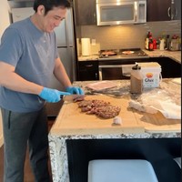 Bagian dapur di rumah Cindy dan Tengku itu tampak didominasi oleh warna putih dan hitam. Sentuhan lampu berwarna kuning memberikan efek hangat dan elegan di dapur tersebut. Foto: Instagram/@cindyfatikasari18