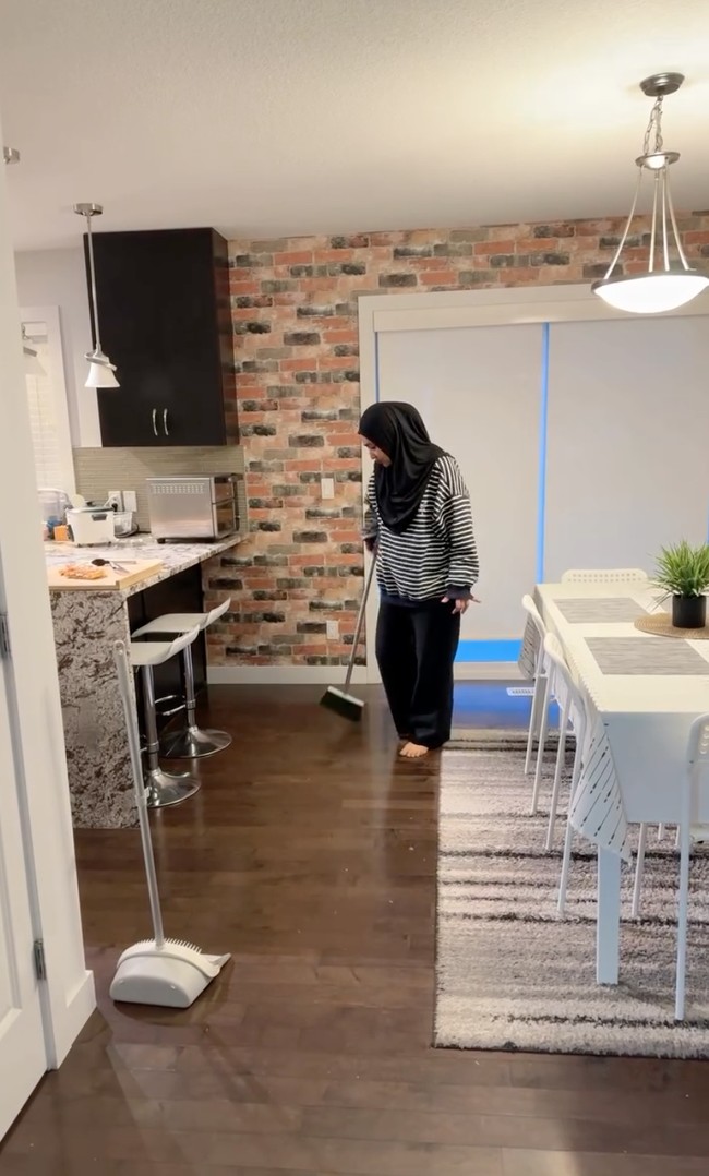 Cindy mengungkapkan jika tak hanya ia dan suami yang membersihkan rumah, melainkan anak-anak mereka juga ikut bersih-bersih. Hanya saja anak-anaknya itu tak mau ikut direkam. Beginilah kalo pulang kerja atau lagi libur, ngga bisa langsung leyeh2 dan selonjoran, house chores sudah menanti. Ini baru sebagian, masih ada doing dishes, laundry, bersihin lantai atas dan kamar2, kamar mandi, cuci mobil, buang sampah, grocery dsb. Anak2 juga bantuin, tapi ga mau divideoin (biasalah anak jaman sekarang) tulis Cindy. Foto: Instagram/@cindyfatikasari18