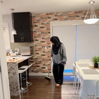 Cindy mengungkapkan jika tak hanya ia dan suami yang membersihkan rumah, melainkan anak-anak mereka juga ikut bersih-bersih. Hanya saja anak-anaknya itu tak mau ikut direkam. Beginilah kalo pulang kerja atau lagi libur, ngga bisa langsung leyeh2 dan selonjoran, house chores sudah menanti. Ini baru sebagian, masih ada doing dishes, laundry, bersihin lantai atas dan kamar2, kamar mandi, cuci mobil, buang sampah, grocery dsb. Anak2 juga bantuin, tapi ga mau divideoin (biasalah anak jaman sekarang) tulis Cindy. Foto: Instagram/@cindyfatikasari18