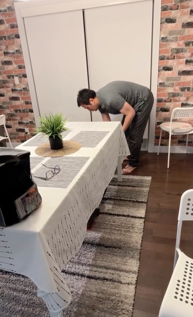 Di samping dapurnya terdapat ruang makan yang didominasi oleh warna putih. Ruang makan tersebut juga tampak rapi dan bersih, sehingga enak dilihat. Tak sedikit netizen yang memuji rumah Cindy dan Tengku di Kanada. Foto: Instagram/@cindyfatikasari18