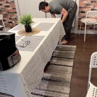 Di samping dapurnya terdapat ruang makan yang didominasi oleh warna putih. Ruang makan tersebut juga tampak rapi dan bersih, sehingga enak dilihat. Tak sedikit netizen yang memuji rumah Cindy dan Tengku di Kanada. Foto: Instagram/@cindyfatikasari18