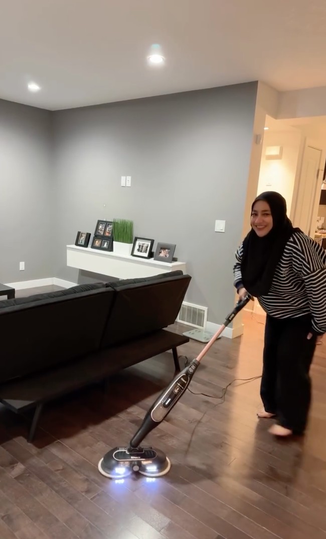 Di rumahnya tersebut juga terdapat ruang keluarga yang didominasi warna abu-abu, putih, dan hitam. Meja putih yang terletak di dekat sofa panjang hitam ruang tamunya tampak diisi dengan foto-foto keluarga Cindy dan Tengku. Foto: Instagram/@cindyfatikasari18