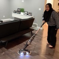 Di rumahnya tersebut juga terdapat ruang keluarga yang didominasi warna abu-abu, putih, dan hitam. Meja putih yang terletak di dekat sofa panjang hitam ruang tamunya tampak diisi dengan foto-foto keluarga Cindy dan Tengku. Foto: Instagram/@cindyfatikasari18