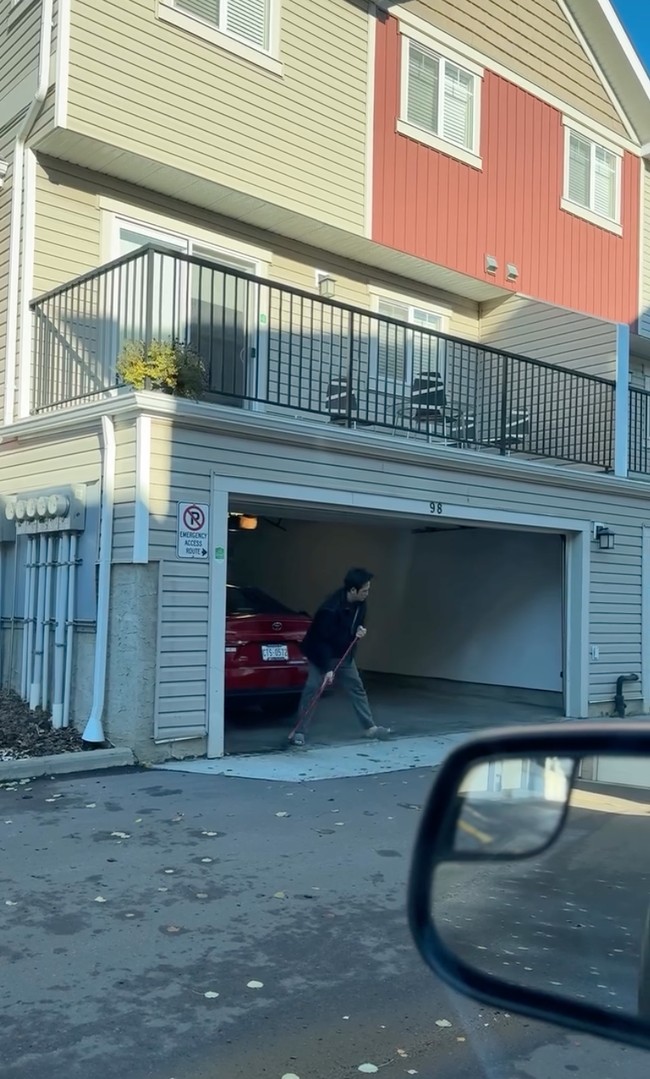 Begini penampakan rumah Cindy dan Tengku dari luar. Terdiri dari beberapa tingkat, rumahnya itu tampak cukup luas dengan garasi yang cukup besar, muat hingga 2 mobil. Foto: Instagram/@cindyfatikasari18