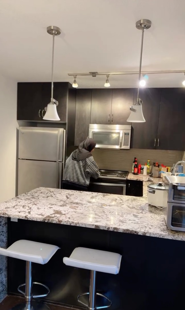 Melalui akun Instagram pribadinya Cindy Fatikasari dan Tengku Firmansyah membagikan video singkat rumah mereka di sana. Dalam video tersebut terlihat Cindy dan Tengku yang sedang beres-beres rumah. Foto: Instagram/@cindyfatikasari18