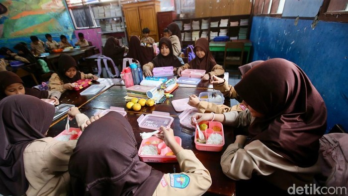 Dinas Pendidikan Kota Tangerang melakukan pembiasaan Makan Bergizi Gratis (MBG) di SDN Pondok Bahar 2, Selasa (13/11/2024). Diharapkan pembiasaan MBG di Kota Tangerang dapat terus berjalan dengan lancar. Sehingga, ketika program tersebut resmi dijalankan dapat dilakukan dengan maksimal.
