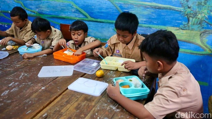 Dinas Pendidikan Kota Tangerang melakukan pembiasaan Makan Bergizi Gratis (MBG) di SDN Pondok Bahar 2, Selasa (13/11/2024). Diharapkan pembiasaan MBG di Kota Tangerang dapat terus berjalan dengan lancar. Sehingga, ketika program tersebut resmi dijalankan dapat dilakukan dengan maksimal.