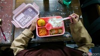 Menu makan bergizi kali ini adalah nasi, sayur sop, nugget, dan buah jeruk.