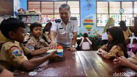 Saat ini Dinas Pendidikan Kota Tangerang gencar melakukan pembiasaan makan bergizi gratis di sekolah.