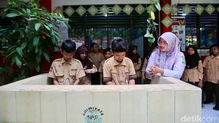Dinas Pendidikan Kota Tangerang melakukan pembiasaan Makan Bergizi Gratis (MBG) di SDN Pondok Bahar 2, Selasa (13/11/2024). Diharapkan pembiasaan MBG di Kota Tangerang dapat terus berjalan dengan lancar. Sehingga, ketika program tersebut resmi dijalankan dapat dilakukan dengan maksimal.