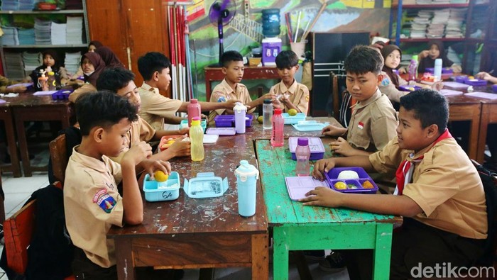 Saat Siswa SD Mulai Membiasakan Makan Bergizi Gratis Dinas Pendidikan Kota Tangerang melakukan pembiasaan Makan Bergizi Gratis (MBG) di SDN Pondok Bahar 2, Selasa (13/11/2024). Diharapkan pembiasaan MBG di Kota Tangerang dapat terus berjalan dengan lancar. Sehingga, ketika program tersebut resmi dijalankan dapat dilakukan dengan maksimal.