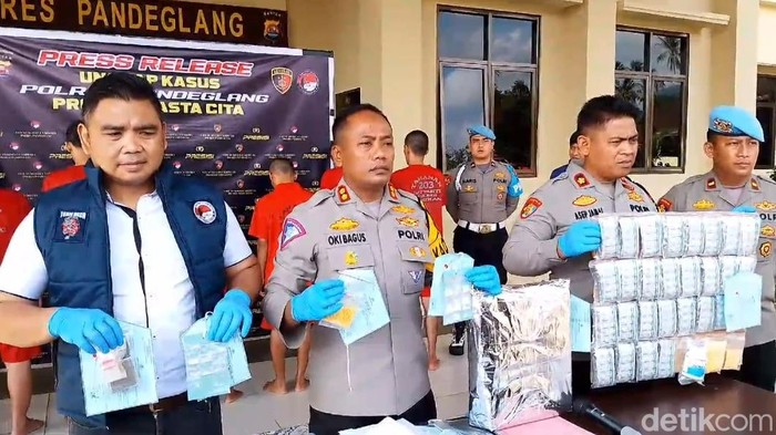 Satres Narkoba Polres Pandeglang mengamankan delapan orang pengedar narkotika jenis sabu dan obat-obatan terlarang (Aris Rivaldo/detikcom)