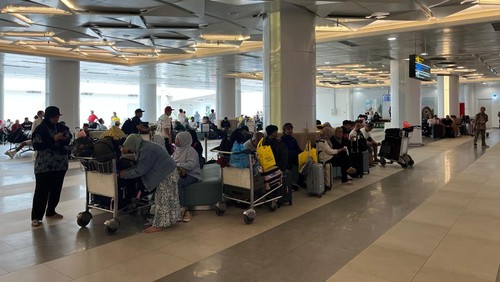 Sejumlah penumpang menunggu jadwal penerbangan di Bandara Internasional Lombok (BIL). (Edi Suryansyah/detikBali)