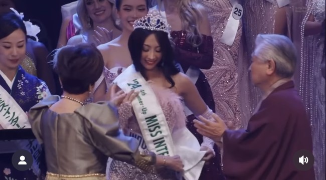 Corak pada gaun ini terinspirasi dari seni ukir kayu tradisional Jepara. Warna soft pink dipilih berdasarkan warna favorit Sophie Kirana. Sedangkan detail rumit pada gaun tersebut terinspirasi dari seni tekstil tradisional Yogyakarta yang terkenal dengan hasil kerajinannya yang halus. Foto: Instagram