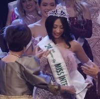 Corak pada gaun ini terinspirasi dari seni ukir kayu tradisional Jepara. Warna soft pink dipilih berdasarkan warna favorit Sophie Kirana. Sedangkan detail rumit pada gaun tersebut terinspirasi dari seni tekstil tradisional Yogyakarta yang terkenal dengan hasil kerajinannya yang halus. Foto: Instagram