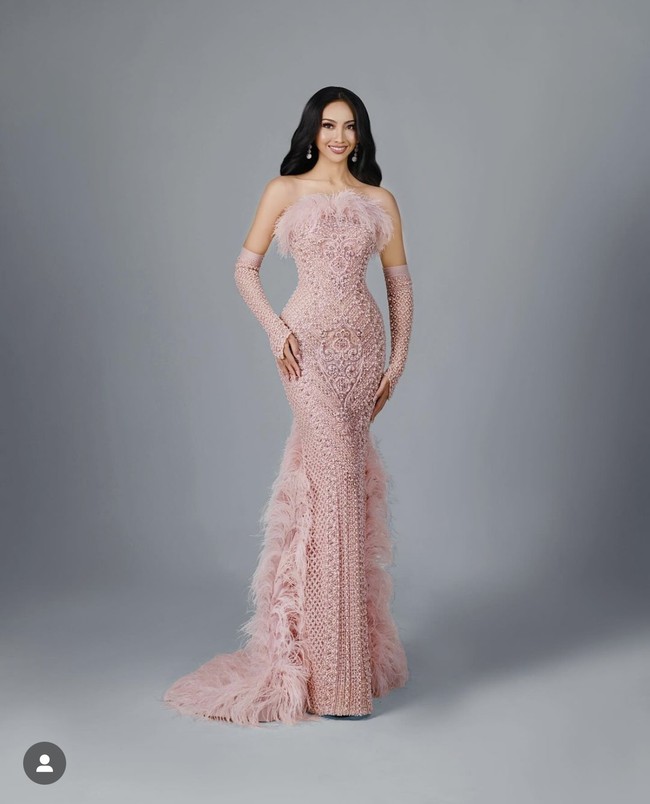 Di malam final Miss International 2024, Sophie Kirana mengenakan gaun berwarna soft pink dengan detail payet, bulu-bulu, dan kristal berkilauan yang dirancang khusus oleh desainer Yusuf Isvania. Foto: Instagram