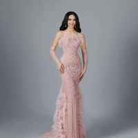 Di malam final Miss International 2024, Sophie Kirana mengenakan gaun berwarna soft pink dengan detail payet, bulu-bulu, dan kristal berkilauan yang dirancang khusus oleh desainer Yusuf Isvania. Foto: Instagram