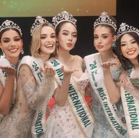 Tampak Sophie Kirana berfoto bersama Sakra Guerrero asal Venezuela sebagai runner-up ke-3, Salba Perez dari Spanyol runner-up 2, Camila Roca perwakilan Bolivia di runner-up 1, dan Huynh Thi Thanh dari Vietnam sebagai pemegang pertama Miss International 2024. Foto: Instagram