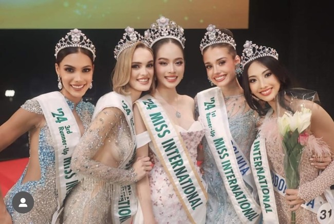 Wanita asal Yogyakarta ini menjadi runner-up 4 di malam final. Sophie Kirana berhasil menempati posisi sebagai juara kelima setelah sebelumnya lolos ke Top 20 dan Top 8. Foto: Instagram