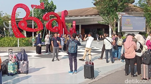 Suasana lalu lalang penumpang di Bandara Internasional Ngurah Rai, Rabu (13/11/2024). (Aryo Mahendro/detikBali)