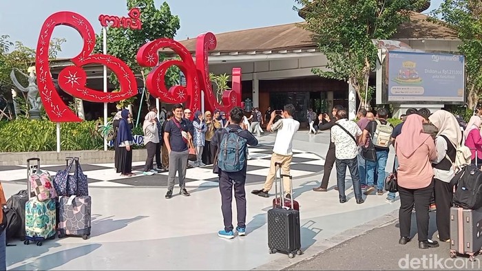 Suasana lalu lalang penumpang di Bandara Internasional Ngurah Rai, Rabu (13/11/2024). (Aryo Mahendro/detikBali)