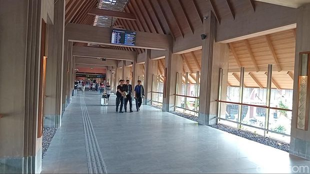 Suasana lalu lalang penumpang di Bandara Internasional Ngurah Rai, Rabu (13/11/2024). (Aryo Mahendro/detikBali)