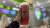 Yang tak kalah menarik ada varian smoothie. Jika ingin menikmati sensasi rasa segar, bisa pesan Strawberry Smoothie seharga Rp 29.000. Foto: detikcom/Riska Fitria