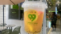 Di sini kamu harus mencicipi menu yang disajikan pakai ember mini berukuran 1 liter. Minumannya berupa fruit tea dengan buah utuh. Foto: detikcom/Riska Fitria