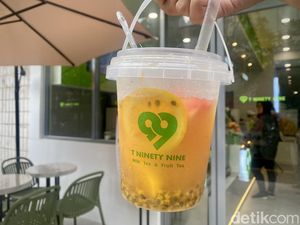 Segar! Jajan Fruit Tea pakai Ember Mini 1 Liter di Blok M