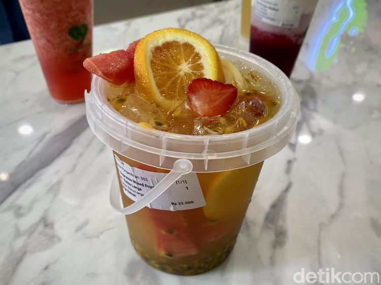 Segarnya Seruput Fruit Tea Viral di Blok M, Isinya Buah Segar!