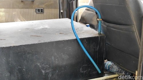 Tangki berkapasitas 500 liter di dalam mobil untuk angkut BBM subsidi ke warung-warung di Badung, Bali. (Agus Eka/detikBali)