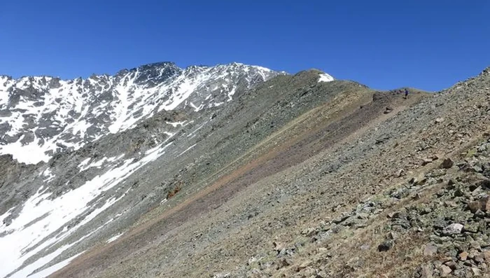 Jalur batu merah di Arapaho Pass Colorado berasal dari masa yang dua kali lebih tua dari Pegunungan Rocky ketika gletser global mendorong serangan besi ke dalam batu pasir.