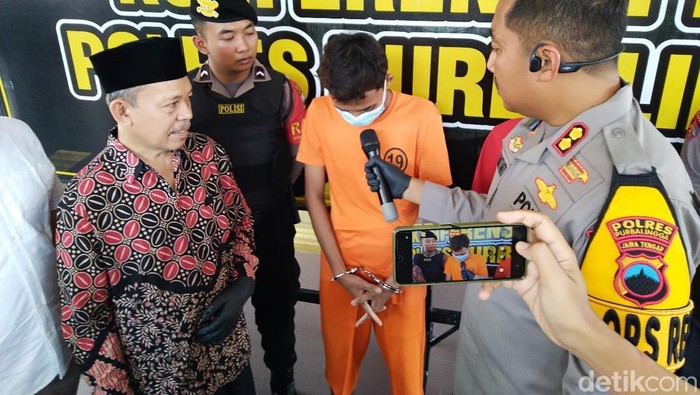 Tersangka mucikari prostitusi online saat dihadirkan dalam ungkap kasus di Mapolres Purbalingga, Rabu (13/11/2024).