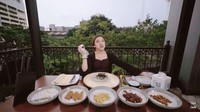 Kalau ini salah satu momen kulinernya di Indonesia. Ia sempat mengunggah ke YouTube-nya, saat itu ia tampak membuat gimbab dari aneka masakan Indonesia. Foto: Instagram @tiaraandini