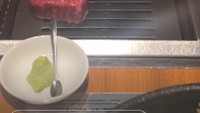 Di Jepang, Tiara menikmati berbagai kuliner. Salah satunya menyantap daging panggang berupa wagyu yang juicy lezat di sebuah restoran. Foto: Instagram @tiaraandini