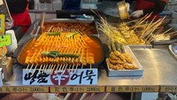 Beberapa waktu lalu, Tiara juga sempat liburan ke Korea Selatan. Foto warung odeng dan twigim (gorengan) menjadi salah satu momen liburan Tiara. Foto: Instagram @tiaraandini