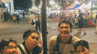 Tiara liburan ke Thailand bersama teman-temannya. Begini momen Tiara menikmati jajanan kaki lima di sebuah kawasan kuliner malam yang populer di Bangkok. Foto: Instagram @tiaraandini