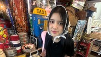 Berikut ini foto Tiara ketika liburan di Thailand. Saat itu, ia berpose di sebuah tempat dengan beberapa pajangan vintage, ada rantang bersusun dan piring. Foto: Instagram @tiaraandini
