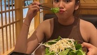 Ia pernah menunjukkan pose lucu ketika menikmati shabu-shabu di sebuah restoran Jepang. Racikan shabu-shabu favoritnya terdiri dari aneka sayuran dan jamur. Foto: Instagram @tiaraandini