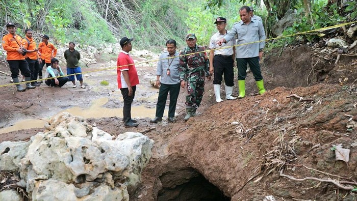 Tim BPBD Jatim menggandeng ITS meninjau lubang misterius di Blitar
