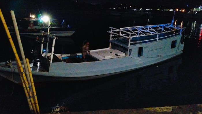 Tim intai saat melakukan penyergapan imigran gelap di perairan Bangsring, Wongsorejo, Banyuwangi