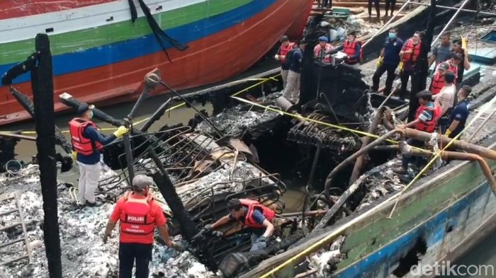 Tim Labfor dan Inafis Polda Jateng mengambil sampel kebakaran kapal di Pekalongan, Rabu (13/11/2024).