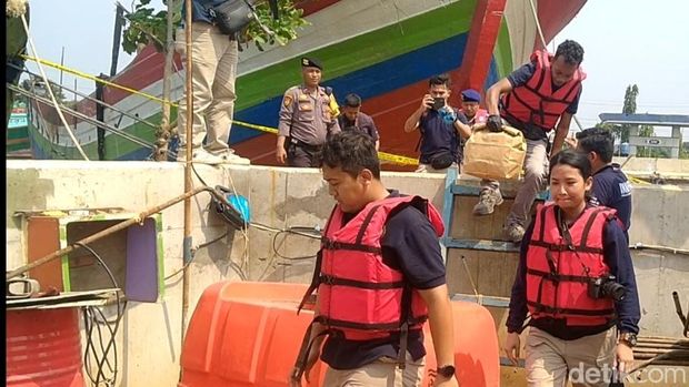 Tim Labfor dan Inafis Polda Jateng mengambil sampel kebakaran kapal di Pekalongan, Rabu (13/11/2024).