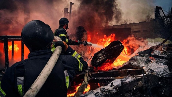 Tim Penyelamat Ukraina Berjibaku Padamkan Api Usai Serangan Rudal Rusia A firefighter works at the site where an industrial area was hit by a Russian missile strike, amid Russiaβs attack on Ukraine, in Kyiv region, Ukraine November 13, 2024. Press service of the State Emergency Service of Ukraine in Kyiv region/Handout via REUTERS ATTENTION EDITORS - THIS IMAGE HAS BEEN SUPPLIED BY A THIRD PARTY. DO NOT OBSCURE LOGO.
